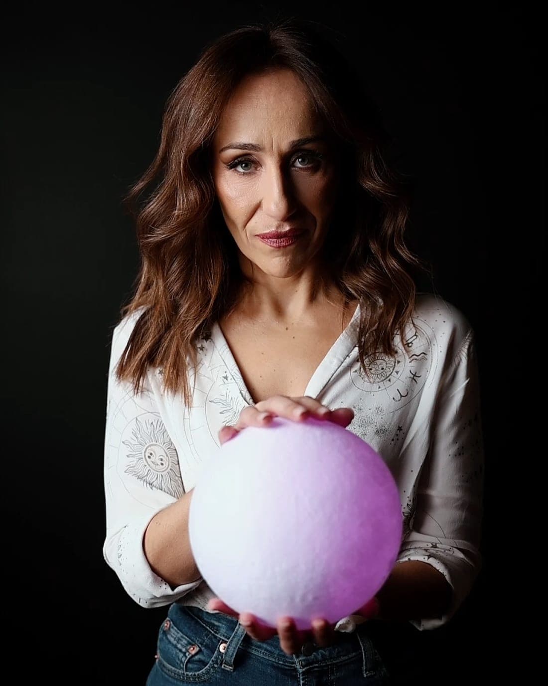 Vânia Melro com uma esfera de cristal